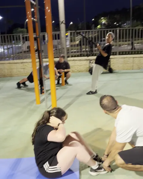אימון בקבוצת האמהות של טים לידר בפארק בראש העין