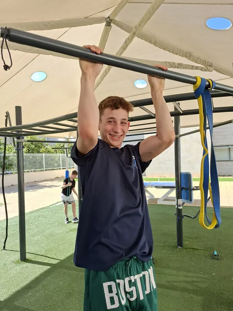 נער מתאמן על מתקן הכושר בגינת הכושר בפסגות אפק