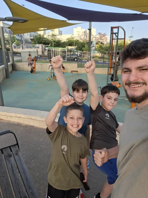 המאמן תמיר עם ילדים מהקבוצה בפארק