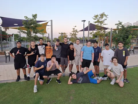 קבוצת טים לידר עם המאמן בפארק